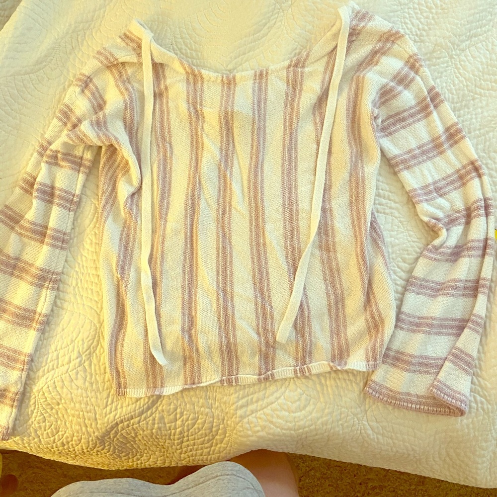 Sweater with a lower back